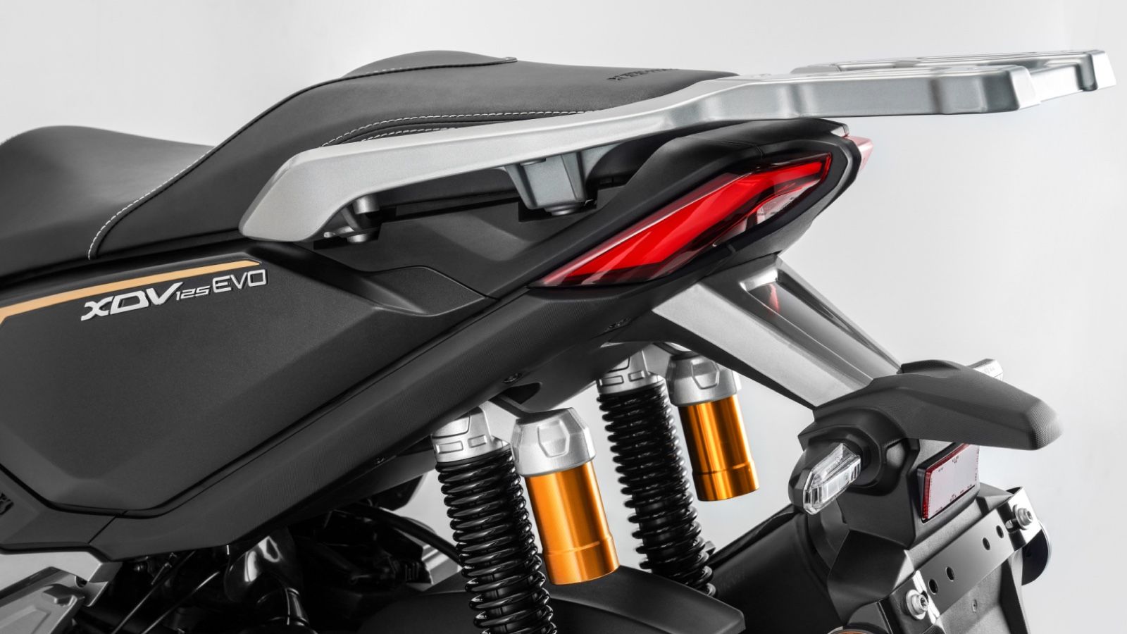 Keeway XDV 125 EVO: Ψηλό και ασφαλές adventure scooter για καθημερινές περιπέτειες