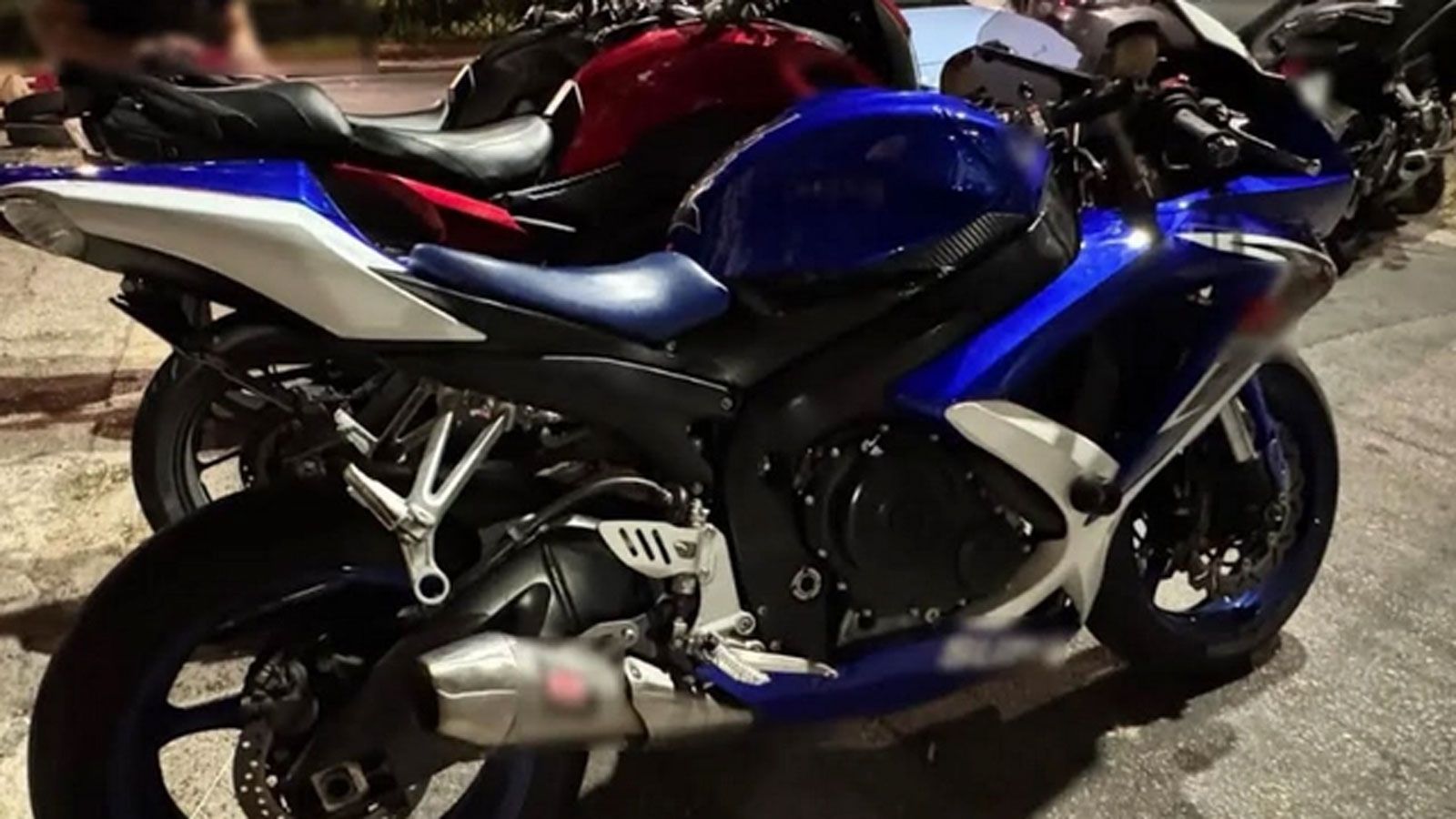 Μέσα από κλειστές ομάδες στα Social Media, τέσσερις οδηγοί μεγάλου κυβισμού κανόνισαν συνάντηση για κόντρα ταχύτητας αλλά και επικίνδυνους ελιγμούς, ό