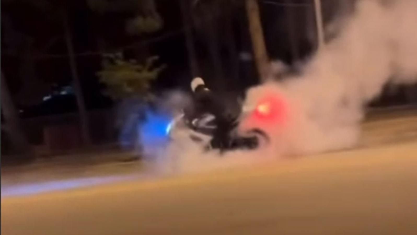 Ένα νέο viral βίντεο καταγράφει ομάδα μοτοσικλετιστών να κινείται με υπερβολική ταχύτητα σε κατοικημένη περιοχή, περνώντας μπροστά από σταθμευμένο περ