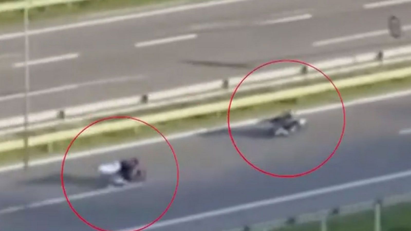 Το μεσημέρι της Κυριακής, η Υψηλή Γέφυρα της Χαλκίδας μετατράπηκε για λίγα λεπτά σε πίστα αγώνων. Μια ομάδα νεαρών μοτοσικλετιστών σταμάτησε την κυκλο