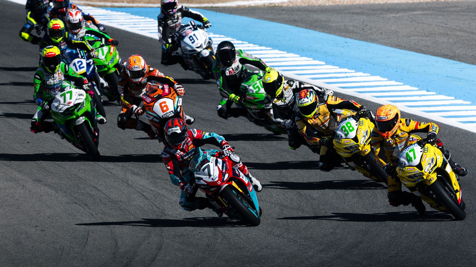 Με μόλις 17 χρόνια ζωής και ωριμότητα πρωταθλητή, ο νεαρός Ισπανός προσπέρασε τρεις αντιπάλους στην τελευταία στροφή του Race 2 και πέρασε πρώτος τη γ