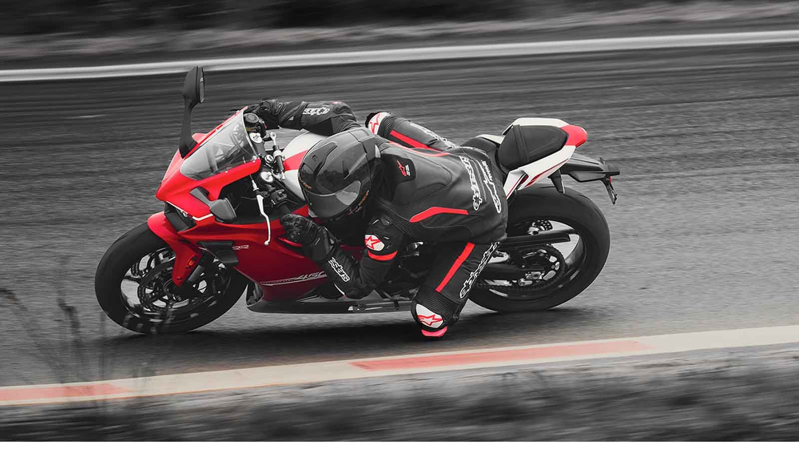 Με βάρος πλήρες υγρών στα 165 κιλά, το 450RR είναι ελαφρύ και εξαιρετικά ευέλικτο. Οι πλήρως ρυθμιζόμενες αναρτήσεις KYB εμπρός (Ø41 mm) και πίσω