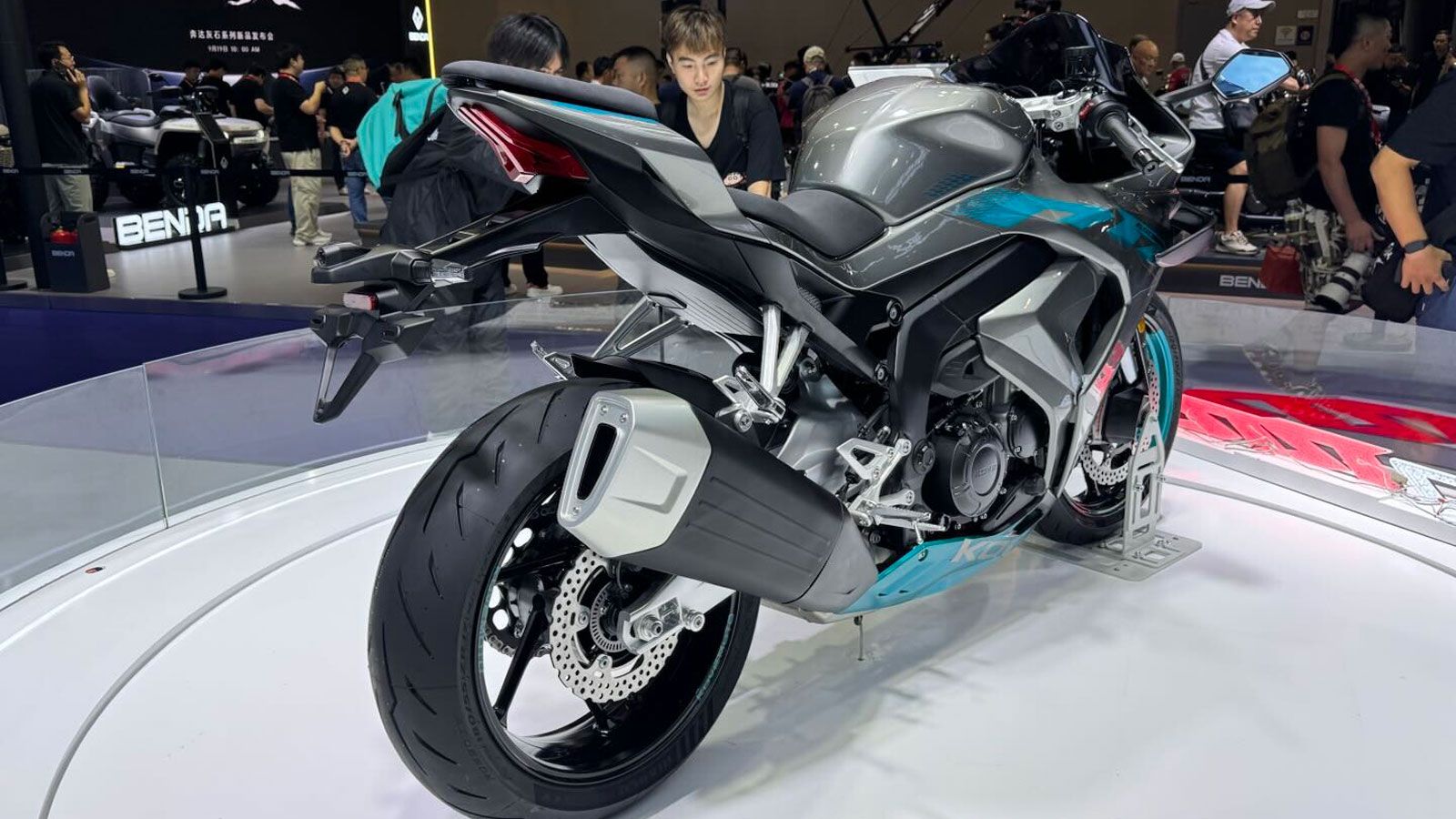 Σύμφωνα με την εταιρεία, οι επιδόσεις είναι εξαιρετικές: επιτάχυνση 0-100 km/h σε λιγότερο από 3 δευτερόλεπτα και τελική ταχύτητα 260 km/h. 