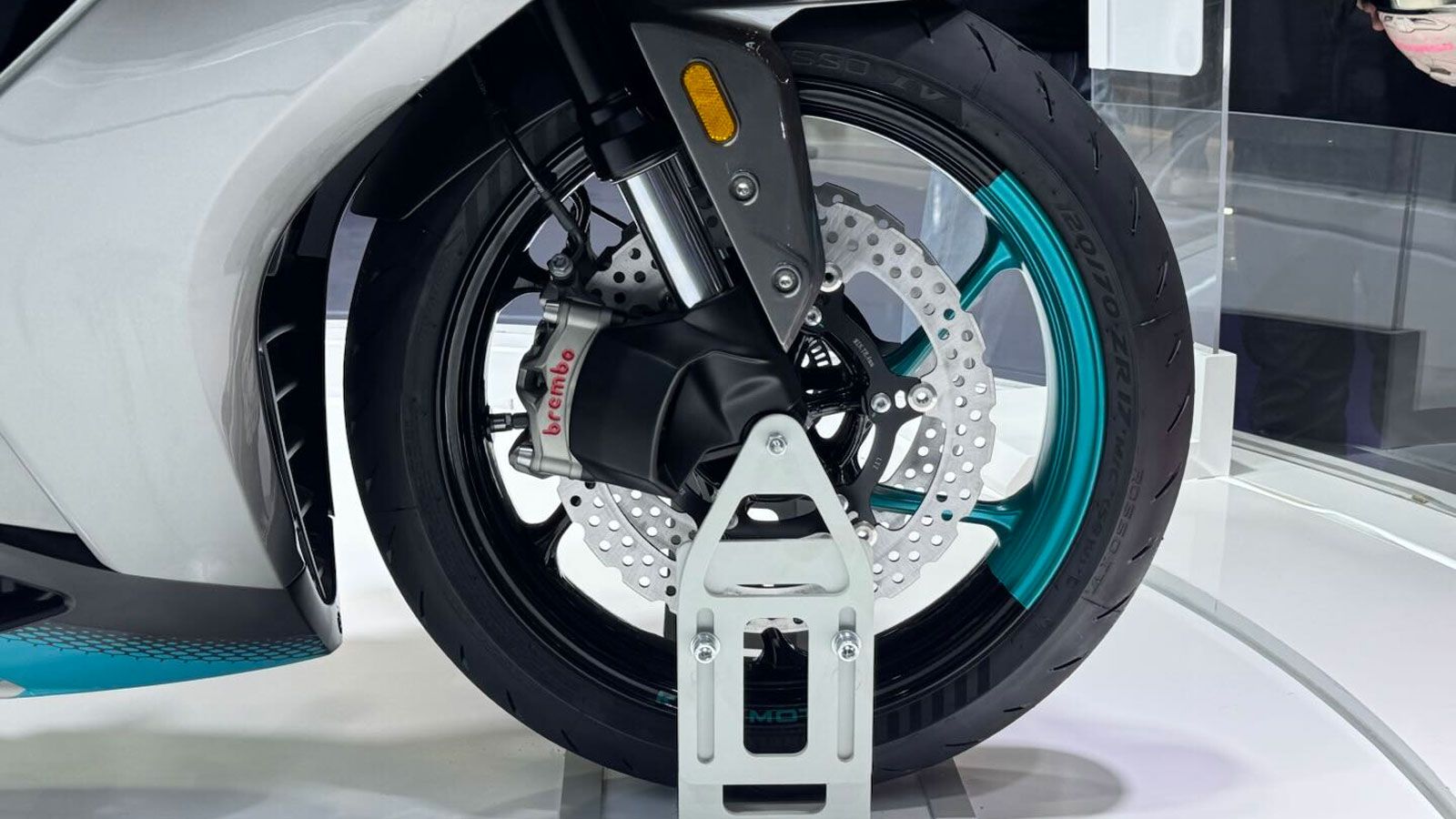 Στον εξοπλισμό συναντάμε τετραπίστονες ακτινικές δαγκάνες Brembo Stylema και cornering ABS, που εξασφαλίζουν κορυφαίο φρενάρισμα και ασφάλεια ακόμη κα