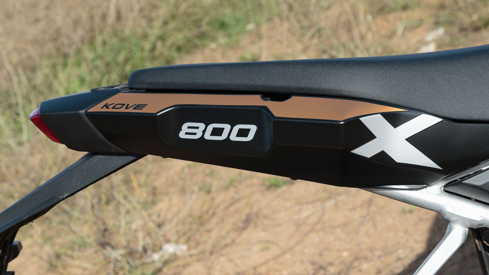 Προχωρώντας προς τα πίσω, καταλήγουμε σε μία ανεμπόδιστη και κομψή ουρά, στην οποία δεν υπάρχουν μαρσπιέ συνεπιβάτη.