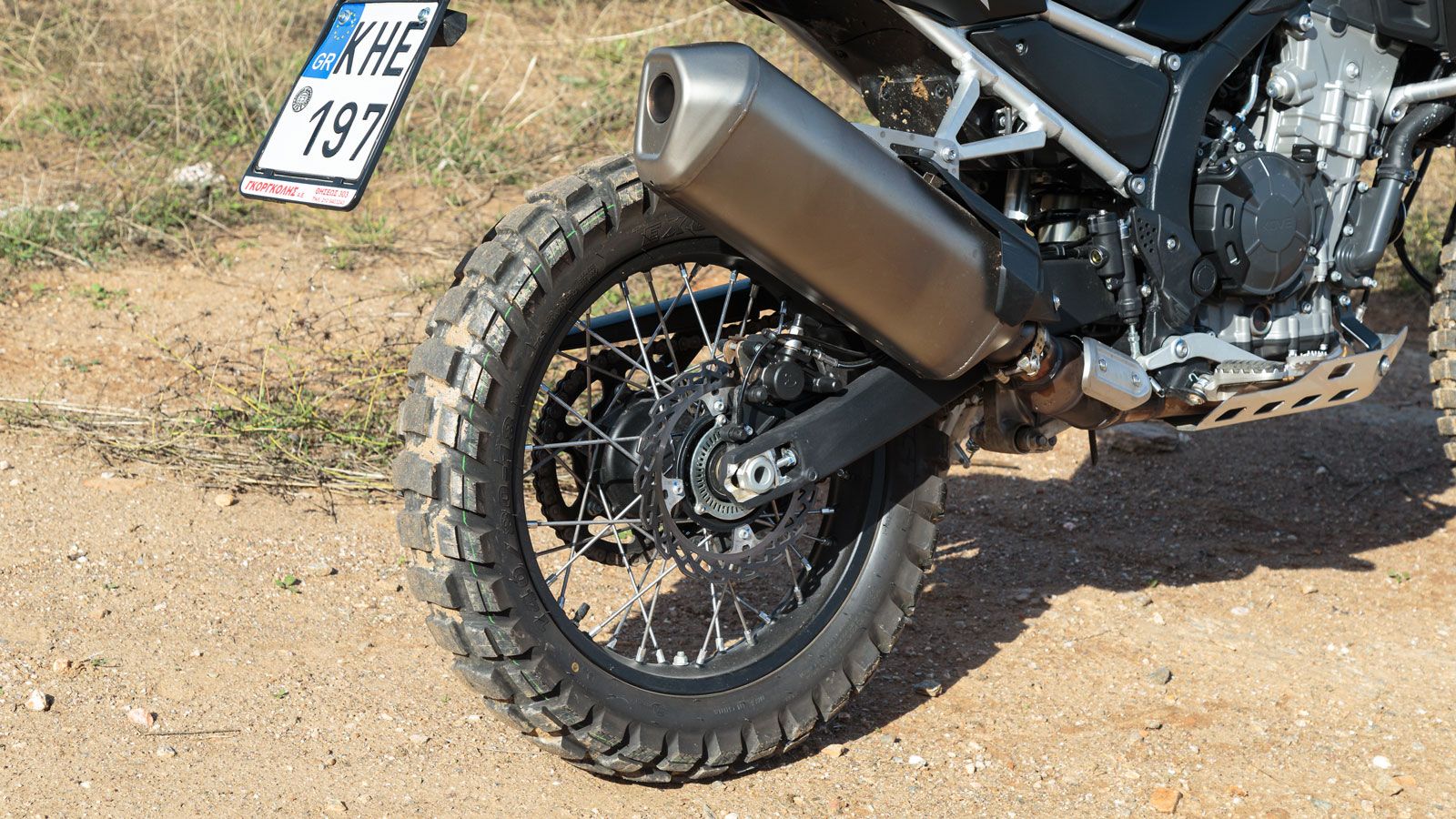 Η μοτοσυκλέτα διαθέτει φυσικά δικάναλη μονάδα ABS, της οποίας η λειτουργία μπορεί να απενεργοποιηθεί και στους 2 τροχούς (ή μόνο πίσω). 