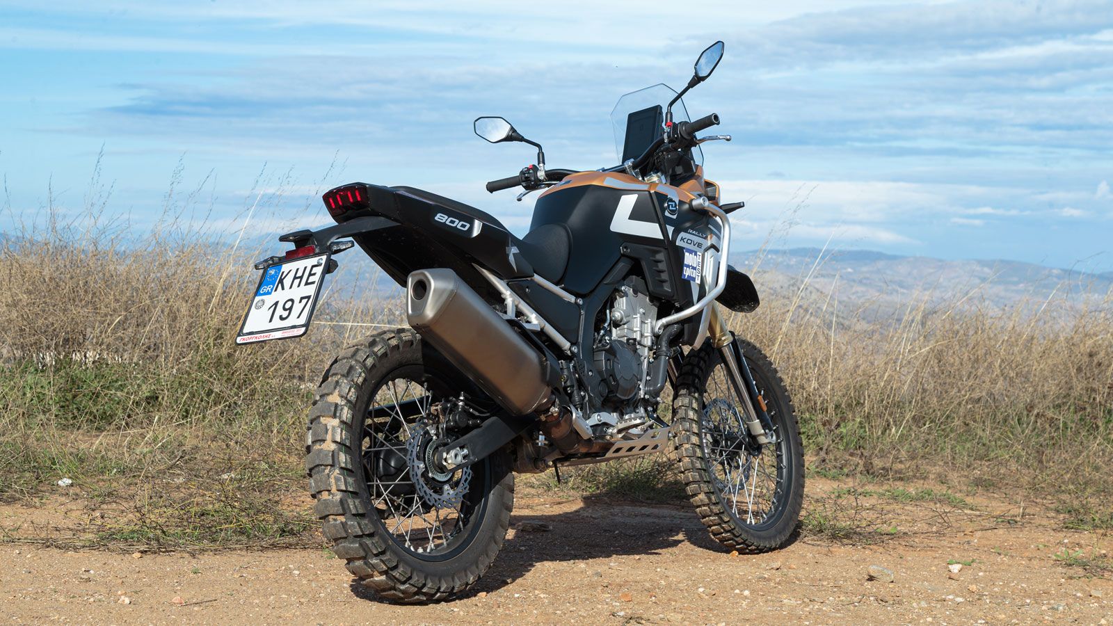 Το ευμέγεθες πλην καλαίσθητο τελικό εξάτμισης ακολουθεί παράλληλα τις γραμμές της ουράς, ενώ το τελείωμα της μοτοσυκλέτας ολοκληρώνεται από το σπαρτια