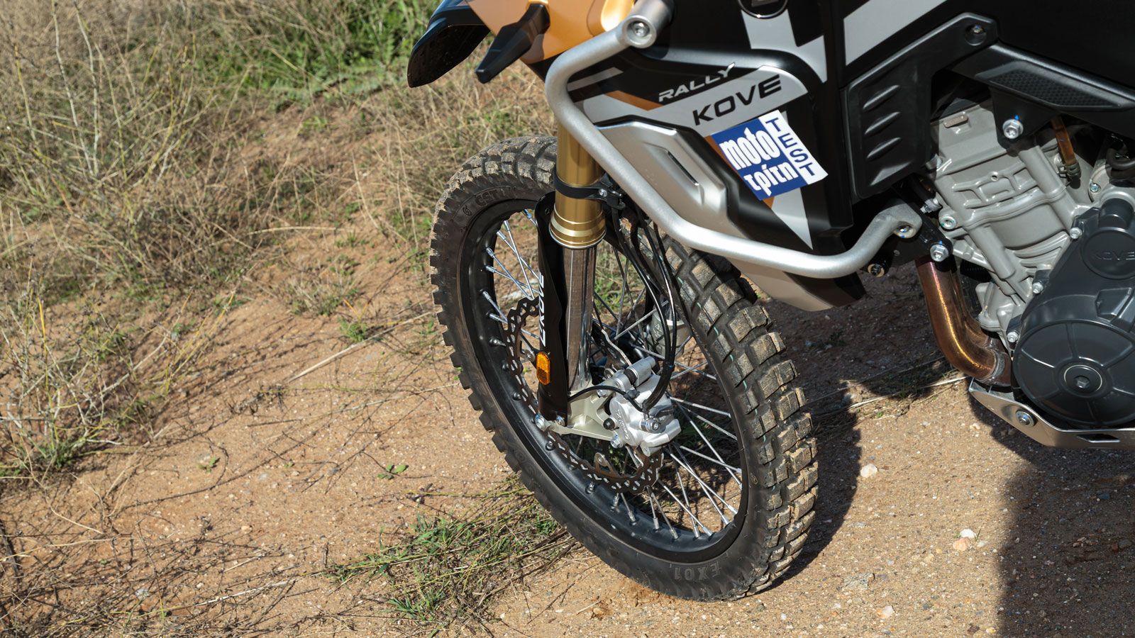 Τα μαρσπιέ βρίσκονται αρκετά πίσω, προσφέροντας μία ισορροπία μεταξύ άνεσης στην καθιστή και την όρθια οδήγηση, ενώ το ύψος του τιμονιού δεν κουράζει 