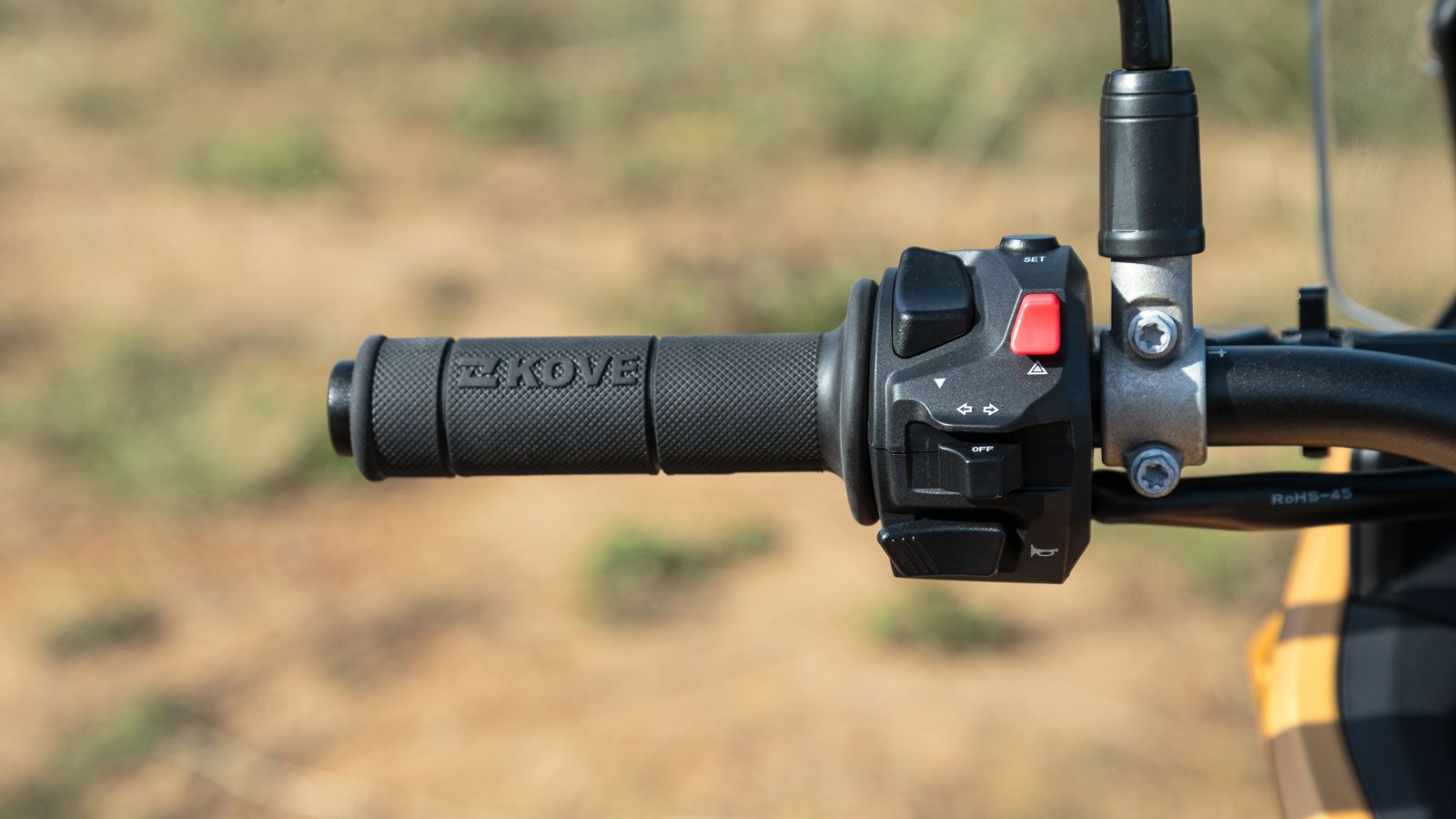 Ο χειρισμός του μενού γίνεται μέσω των κουμπιών Set και Back, ενώ οι διακόπτες είναι ελαφρώς διαφορετικοί σε σχέση με αυτούς του Pro, αλλά εξίσου ποιο