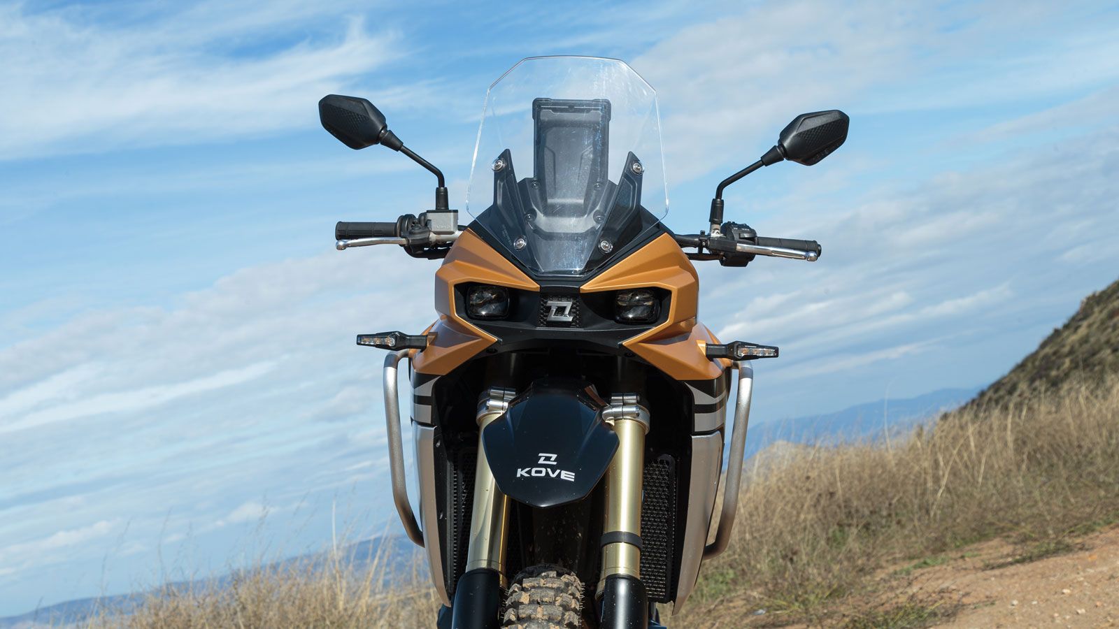 Η αγριεμένη εμπρός όψη, με την μάσκα που περικυκλώνει τους δύο προβολείς που μοιάζουν με μάτια, προσδίδουν στο μοντέλο μία δυναμική εμφάνιση. 