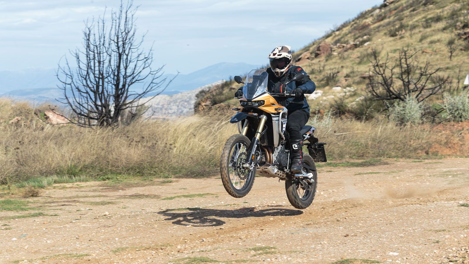 Στην πράξη, το Kove 800X Rally χρειάστηκε 1,7 δευτερόλεπτα για το 0-50χλμ/ω και 4,2 για το 0-100χλμ/ω, ενώ ιδιαίτερα εντυπωσιακή ήταν η ρεπρίζ με μόλι