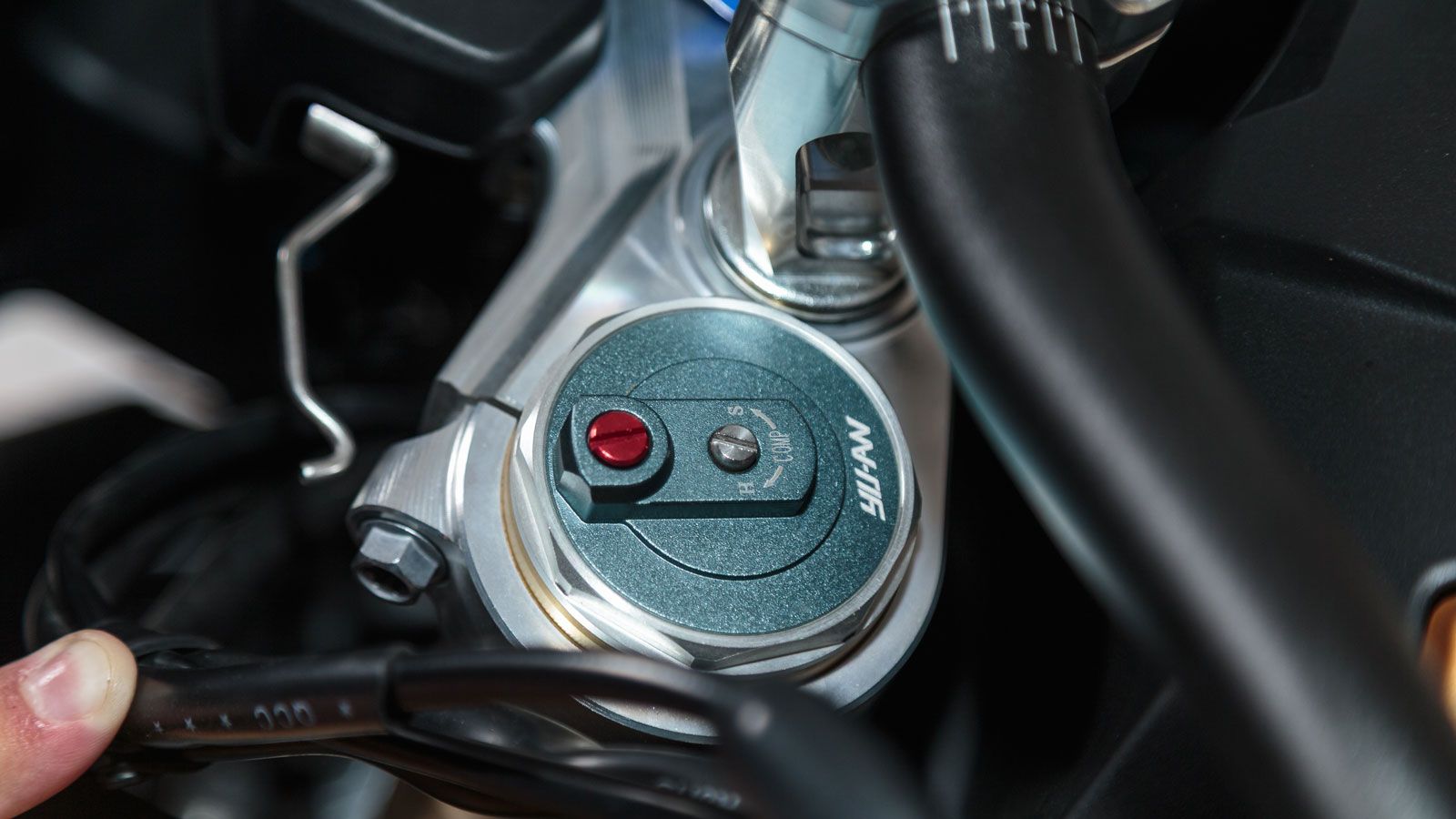 Από μεριάς αναρτήσεων έχουμε ένα ανεστραμμένο πιρούνι Twin Chamber 49χλστ της Yuan με ρυθμιζόμενη απόσβεση επαναφοράς και συμπίεσης και ένα πλήρως ρυθ