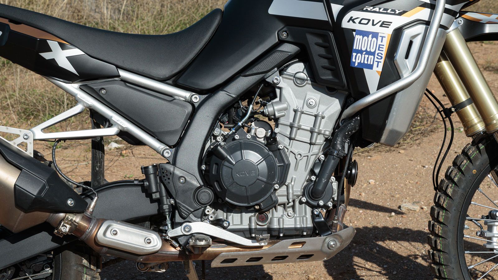 Με διαδρομή και διάμετρο εμβόλων στα 88×65,7χλστ, η απόδοση αγγίζει τα 95 άλογα στις 9.000σαλ με 79 Nm ροπής στις 7.500σαλ, κάτι που φέρνει τον λ