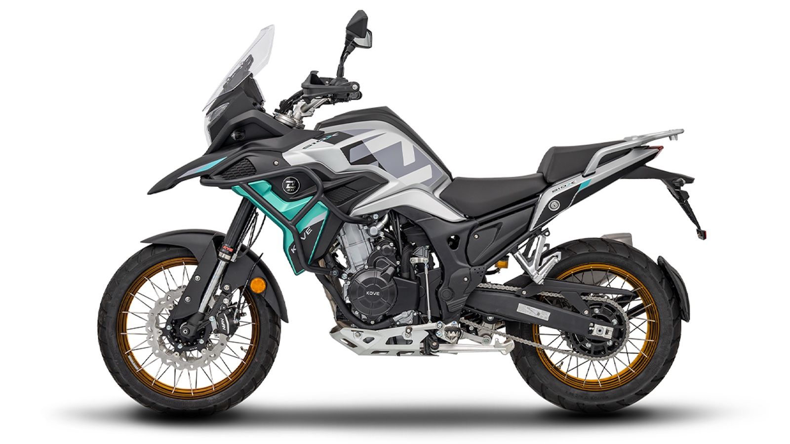 Η ρύθμιση επιτρέπει προσαρμογή τόσο σε ασφάλτινες όσο και σε off-road συνθήκες, προσφέροντας σταθερότητα και άνεση. Η πέδηση ανατίθεται σε διπίστονες 