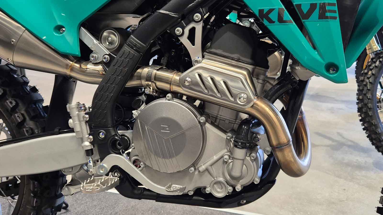 Tετραβάλβιδοι, υγρόψυκτοι, μονοκύλινδροι κινητήρες DOHC   