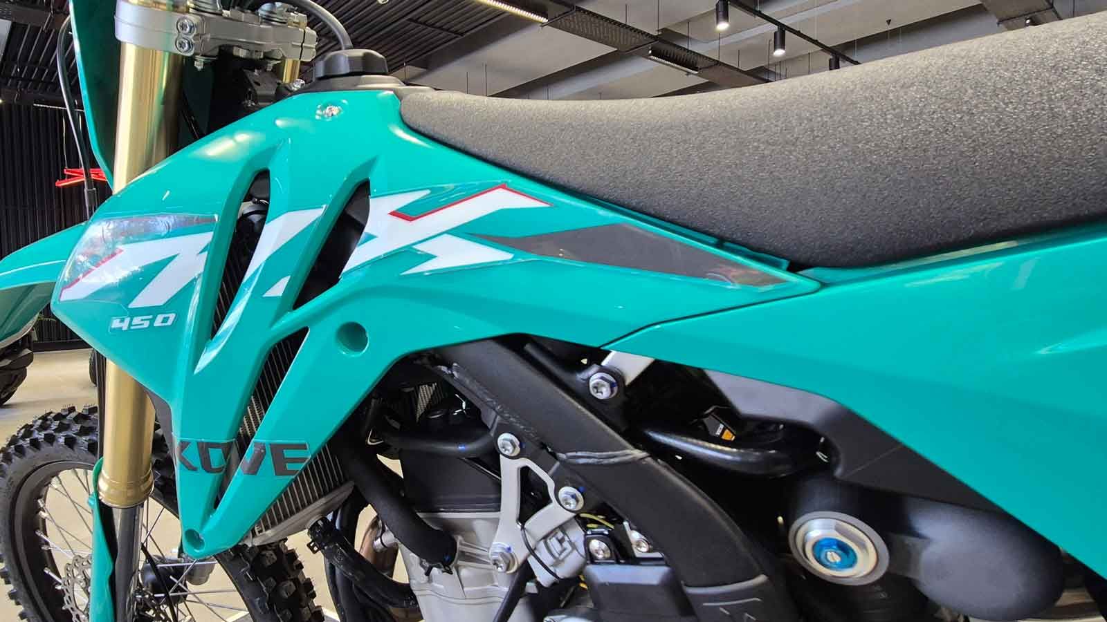 Εύκαμπτα πλαστικά μέρη στο χαρακτηριστικό τιρκουάζ πράσινο της Kove    