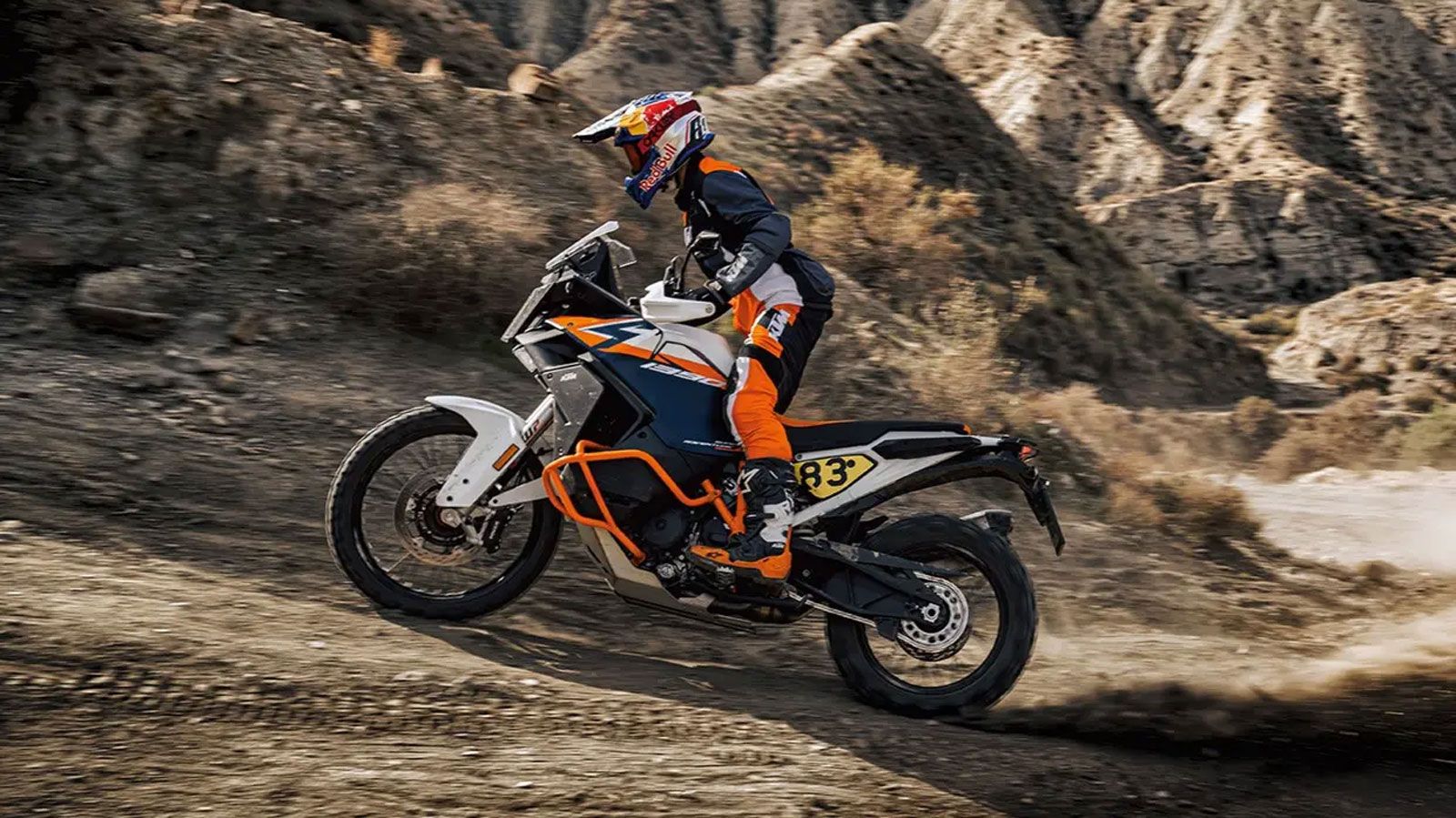 Η νέα KTM 1390 Super Adventure R για το 2026 αποκτά ανανεωμένη εμφάνιση, με πιο κομψές αλλά ταυτόχρονα μυώδεις γραμμές. Τα πλαϊνά φέρινγκ και τα νέα s