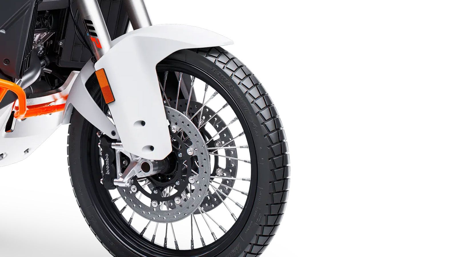 Τα φρένα αποτελούνται από δίσκους 320 χιλιοστών εμπρός με νέες δαγκάνες Brembo και δίσκο 267 χιλιοστών πίσω, με δυνατότητα απενεργοποίησης του ABS για