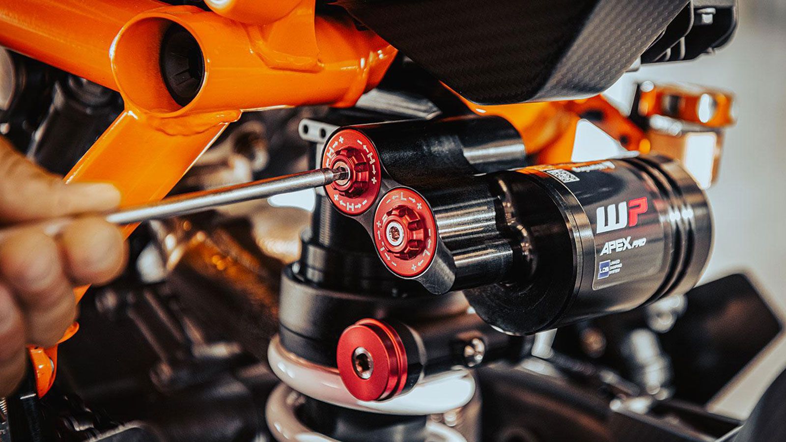 Το χαμηλότερο βάρος, ο τιτανίου σιγαστήρας και η πιθανή χρήση περιφερειακών τύπου WP Apex Pro δημιουργούν μια μοτοσυκλέτα που—όπως και οι προηγο