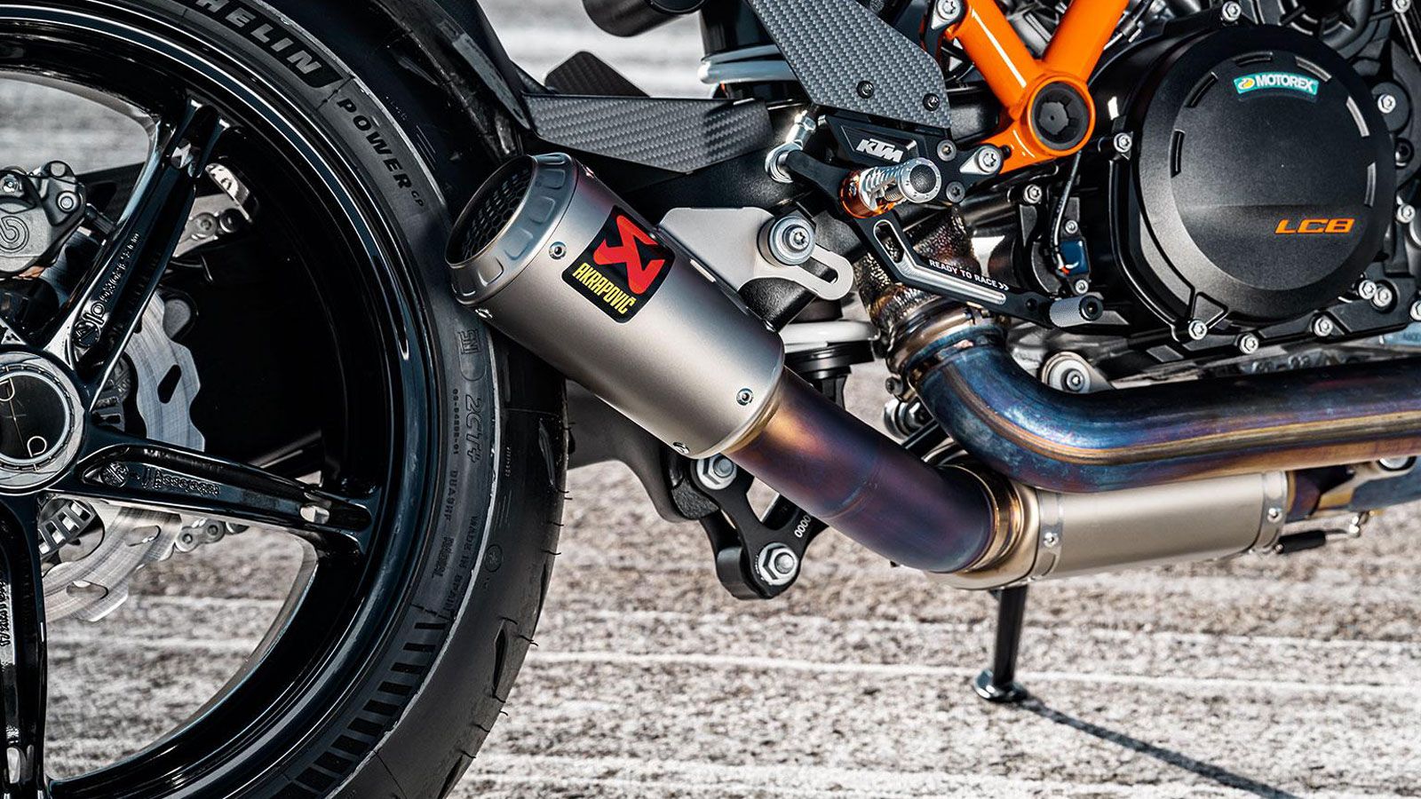 Η χρήση ανθρακονήματος, η μπαταρία λιθίου και ο τιτανίου σιγαστήρας της Akrapovič συνθέτουν τη βάση αυτής της εντυπωσιακής μείωσης.