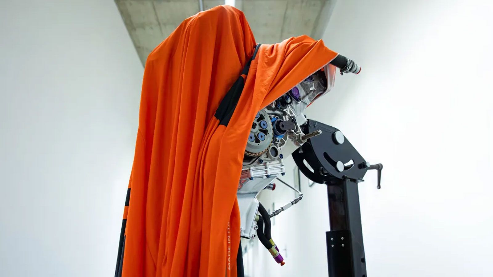 Η KTM επιβεβαιώνει τη δέσμευσή της στους αγώνες MotoGP, θέτοντας σε λειτουργία τον ολοκαίνουργιο κινητήρα 850cc που θα χρησιμοποιηθεί από τη σεζόν του