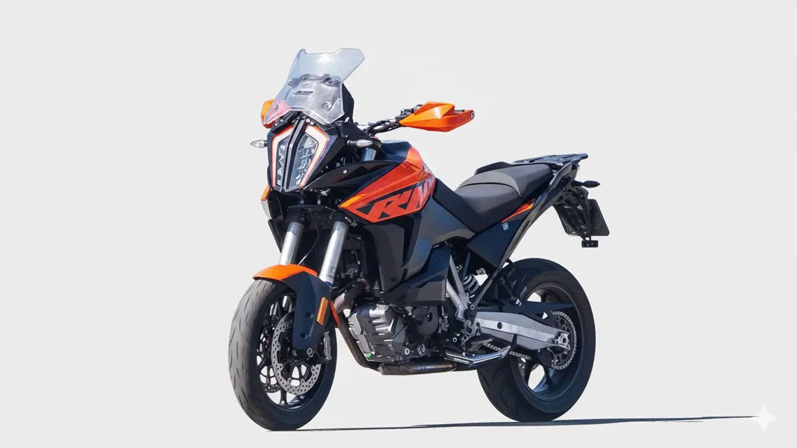 Η KTM φαίνεται έτοιμη να αναβιώσει το θρυλικό ακρωνύμιο SMT, που σημάδεψε τη δεκαετία του 2000 με το 990 SMT. Μετά την επιτυχία του 890 SMT, το νέο KT