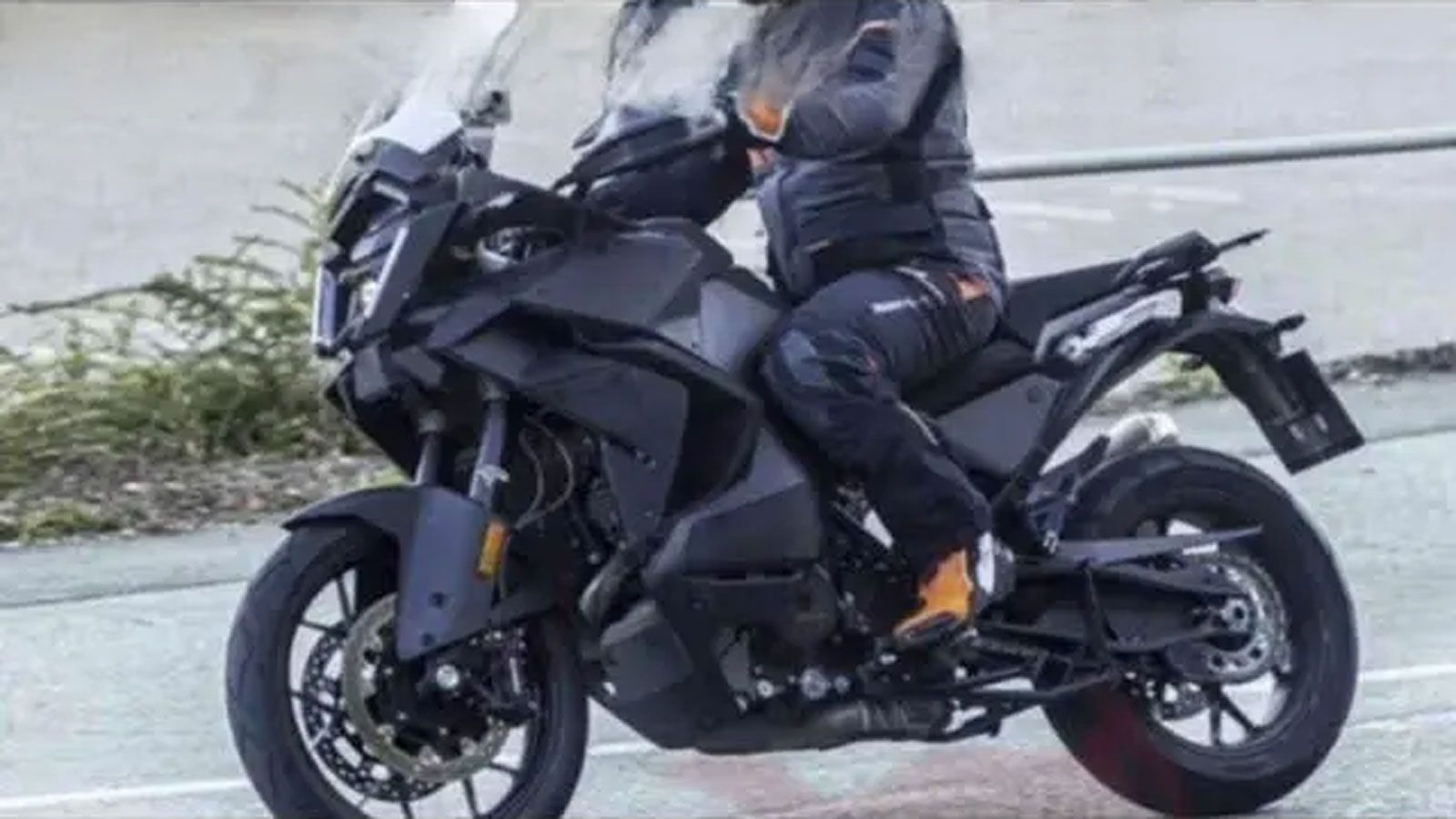 Το μοντέλο έχει ήδη εντοπιστεί σε μορφή πρωτοτύπου και οι πληροφορίες συγκλίνουν πως θα παρουσιαστεί επίσημα στο EICMA 2025. 