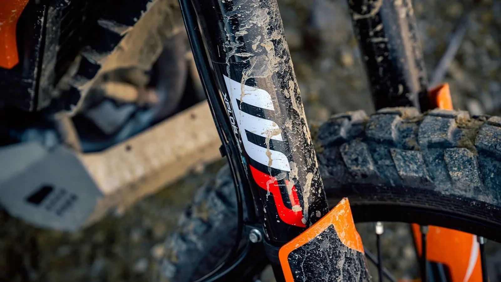  Η WP υπόσχεται σημαντική βελτίωση σε έλεγχο, άνεση και σταθερότητα, μεταμορφώνοντας τα δύο μικρομεσαία KTM σε πραγματικά “mini rally” όπλ