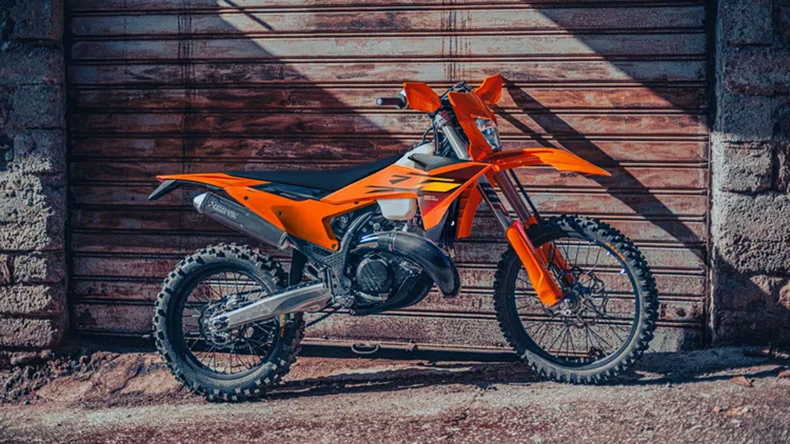 Όλα τα μοντέλα της γκάμας Enduro 2026 έχουν δεχθεί σημαντικές αναβαθμίσεις στις αναρτήσεις, με κυρίαρχη τη νέα ανάρτηση WP XACT Closed Cartridge 48mm.