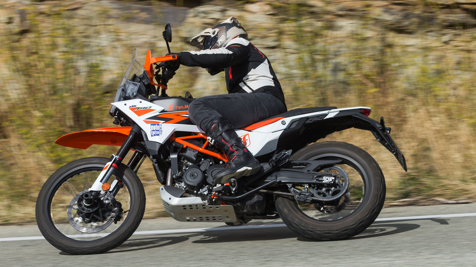 Το KTM 390 Adventure R, είναι πολύ δεκτικό στις απότομες αλλαγές κατευθύνσεων (εν μέρει χάρη στο χαμηλό του βάρος), παρά τους μεγάλους τροχούς του.