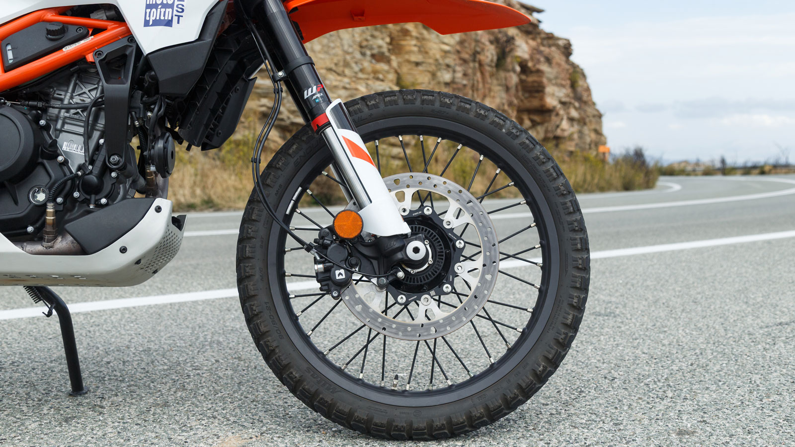 Παρά το γεγονός ότι δεν αποκτούν ακτινικά τοποθετημένες δαγκάνες όπως τα απερχόμενα μοντέλα, τα KTM 390 Adventure R & X, σημείωσαν ικανοποιητικές επιδ