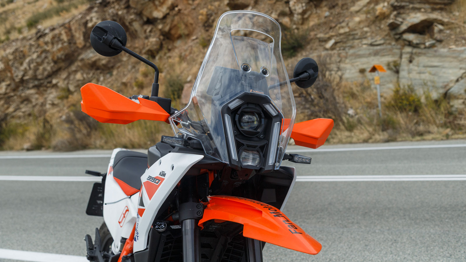 Η εμφάνιση των KTM 390 Advtnure έχει αλλάξει ριζικά για το 2025, με τον ανοιχτού τύπου προβολέα να κάνει την εμφάνισή του και σε αυτά. 