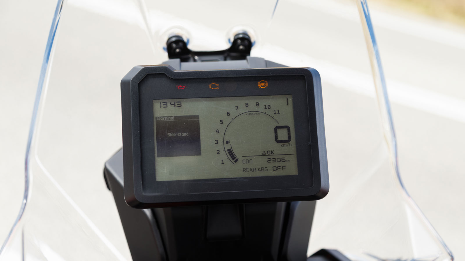 Μειώνοντας το κόστος παραγωγής και άρα την τιμή του στην αγορά, οι μηχανικοί της KTM εξόπλισαν το 390 Adventure X με LCD οθόνη έναντι TFT, η οποία όμω