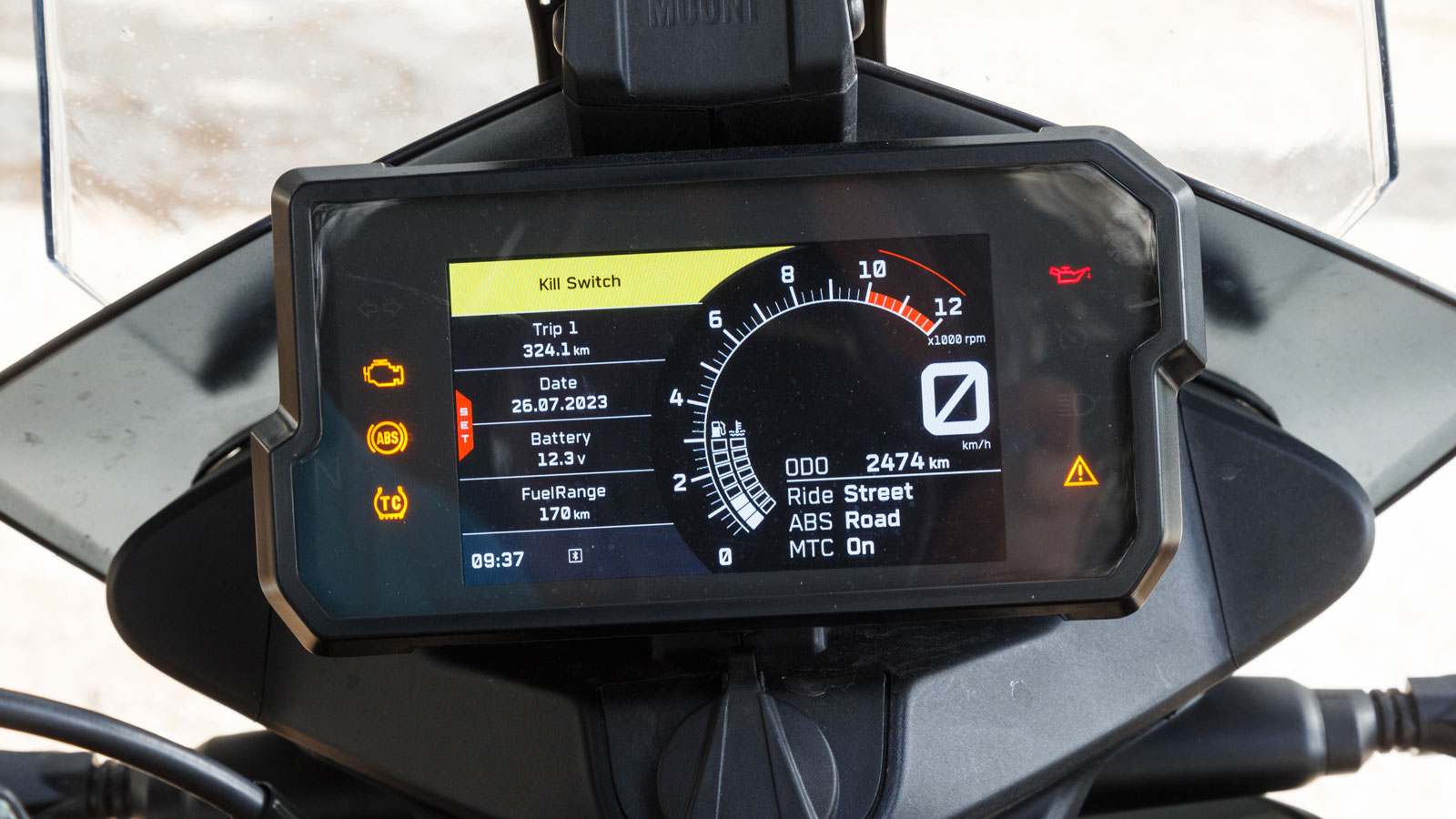 TFT και η οθόνη του KTM 390 Adventure SW, διαφορετική βέβαια από αυτή του νέου Adventure R, προσφέρει όμως μία πιο ευχάριστη προβολή σε σχέση με αυτή 