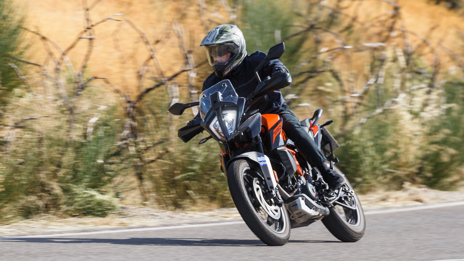 Το KTM 390 Adventure SW του 2024, διαθέτει πλούσιο στάνταρ εξοπλισμό και έρχεται με δώρο τα κάγκελα μέχρι εξαντλήσεως των αποθεμάτων. 