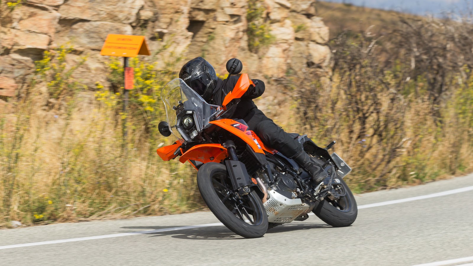 To KTM 390 Adventure X είναι η πιο κατάλληλη επιλογή για όσους οδηγούν κυρίως στην άσφαλτο, αλλά θέλουν να έχουν την δυνατότητα να κάνουν και λίγο off