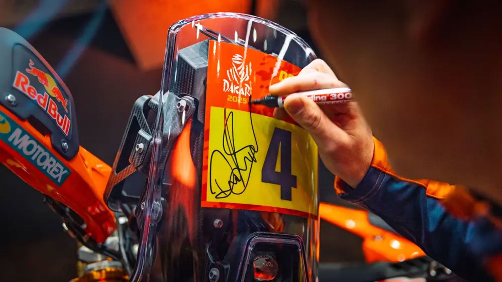 Με τιμή 62.900 ευρώ προ φόρων, η KTM προσφέρει όχι μόνο μια κορυφαία rally μοτοσυκλέτα αλλά και μια εμπειρία μοναδική, απευθυνόμενη σε ελάχιστους τυχε