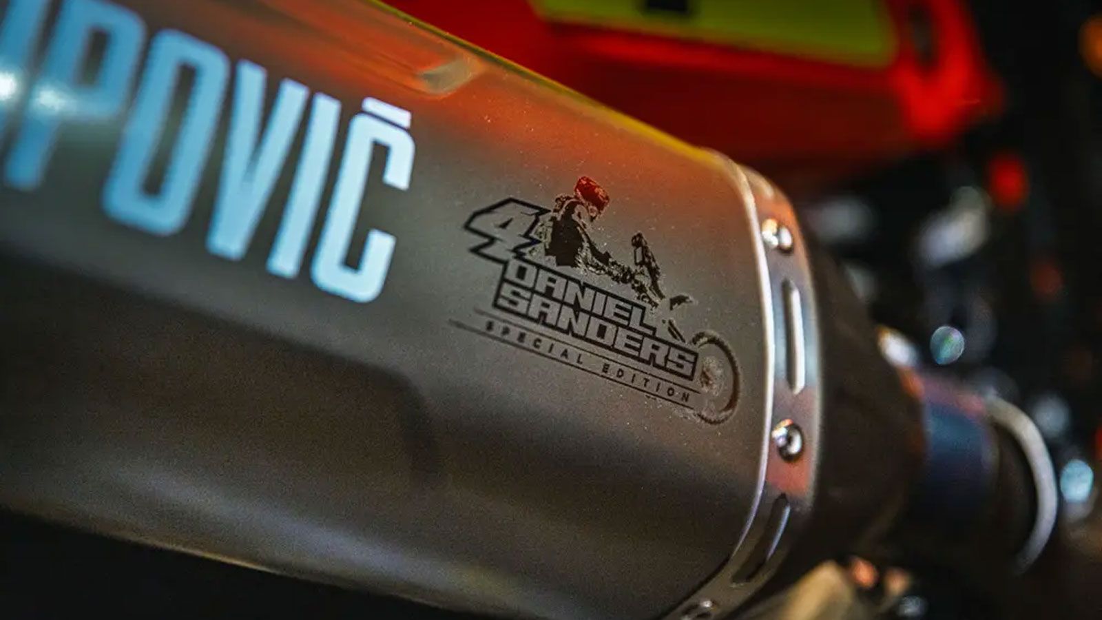 Η μοτοσυκλέτα εξοπλίζεται με τιτανιούχα εξάτμιση Akrapovič ειδικής χάραξης