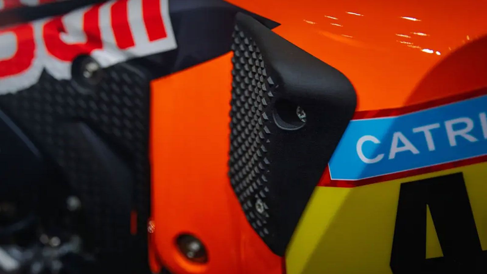 Η KTM δεν προσφέρει απλώς μία μοτοσυκλέτα. Το κάθε αντίτυπο της Sanders Edition θα παραδοθεί προσωπικά από τον Daniel Sanders στους νέους ιδιοκτήτες, 