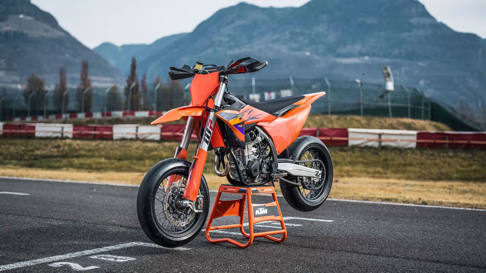 Το XACT-WP σύστημα ανάρτησης εξασφαλίζει κορυφαία σταθερότητα, ενώ η ισορροπημένη κατανομή βάρους και η σπορ εργονομία προσφέρουν την ιδανική θέση για