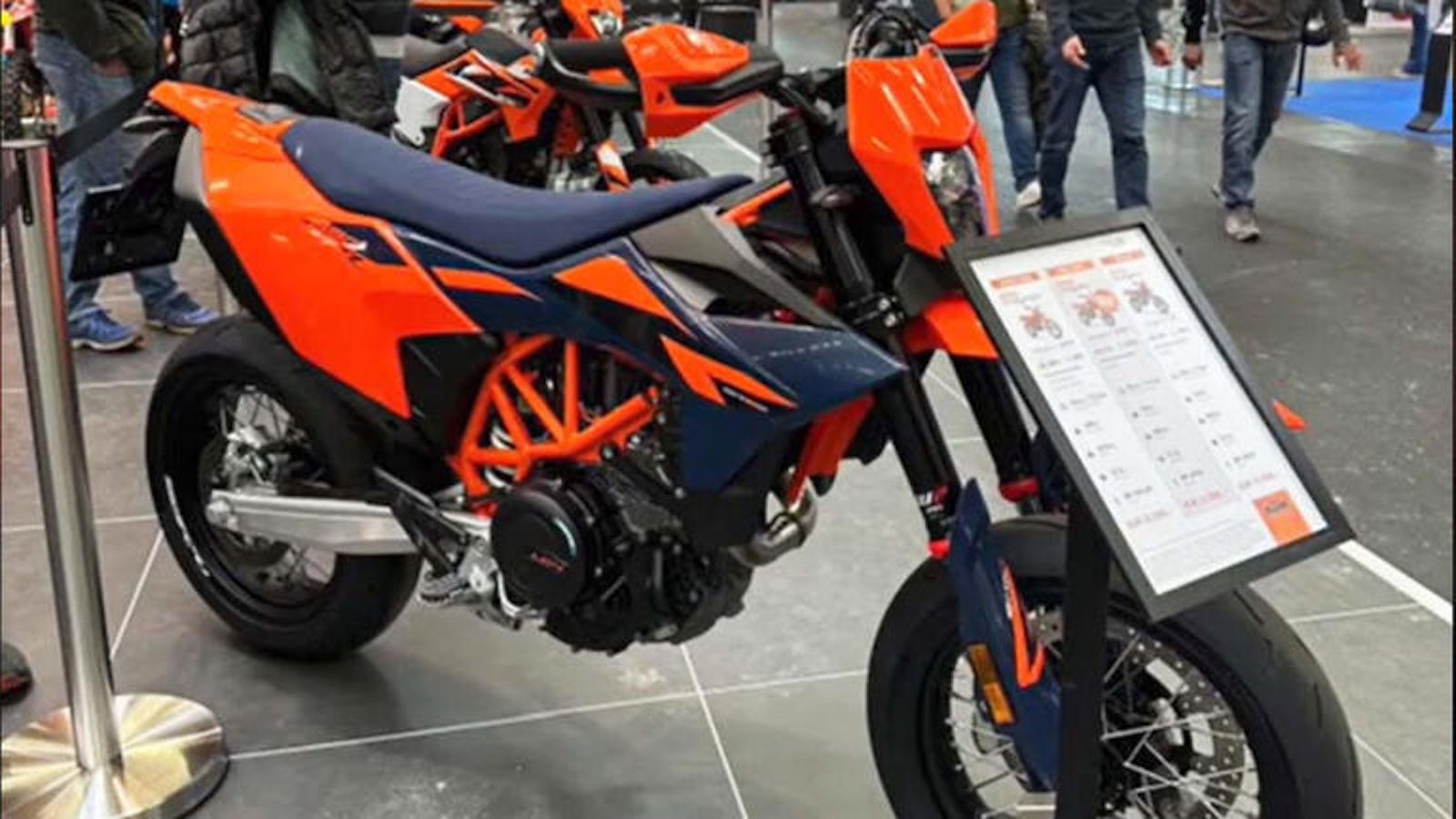 KTM 690 SMC R 2025: Κι άλλο γκάζι από μονοκύλινδρο; Κι όμως οι Αυστριακοί μπορούν!