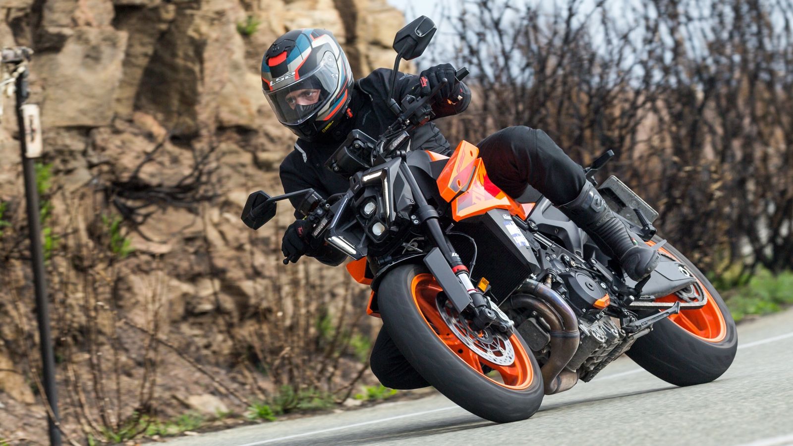 ΚΤΜ 990 Duke - Εμποτισμένο με τη Duke φιλοσοφία 30 ετών να αναδύει αρώματα και συναισθήματα που μιλούν στην ψυχή περισσότερο από ποτέ.