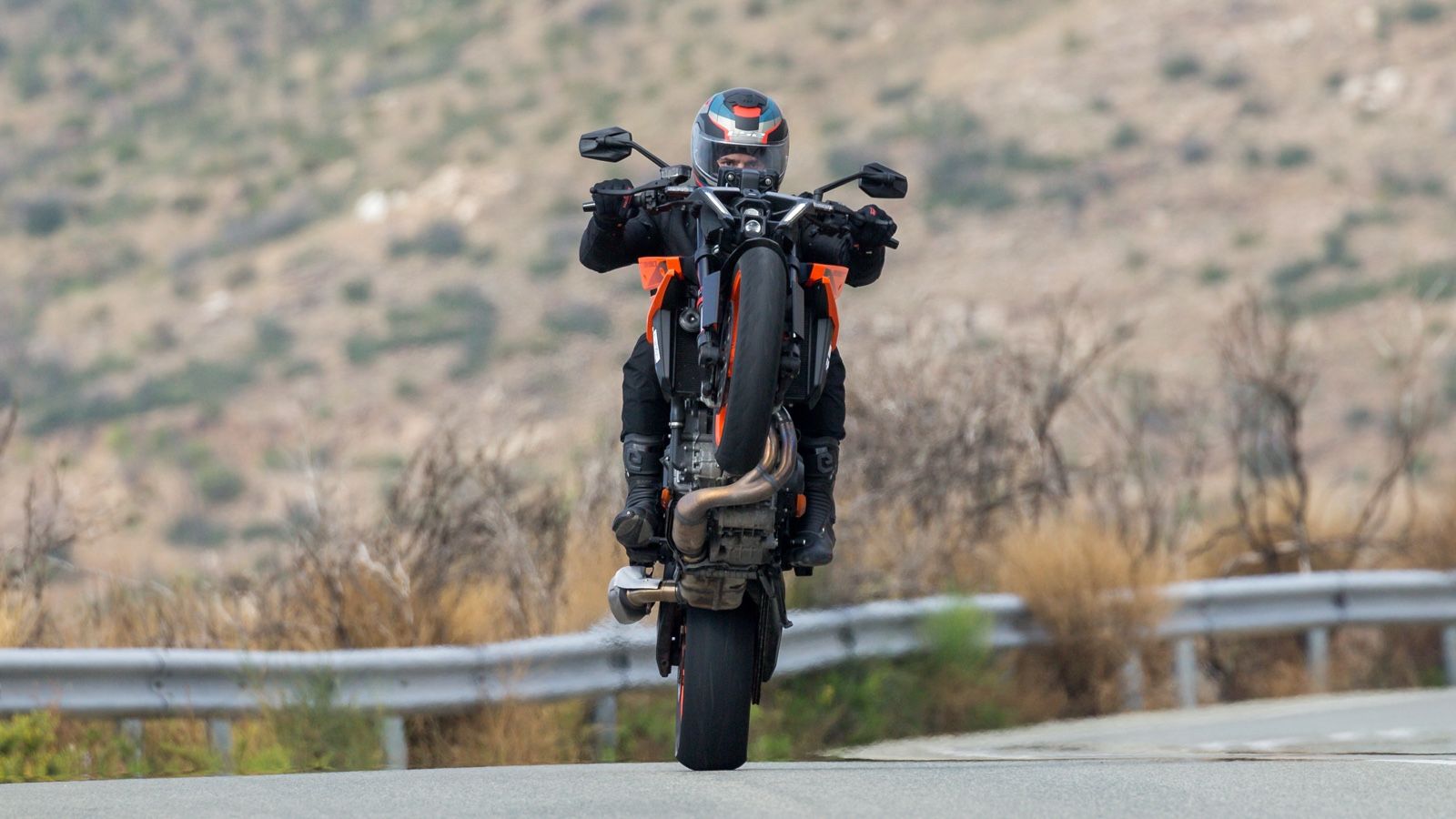 Η πλήρης παλέτα των ηλεκτρονικών και η κοφτερή συμπεριφορά το καθιστούν πολύ πιο ευκολοδήγητο και παιχνιδιάρικο, αγγίζοντας την πραγματική ουσία της α