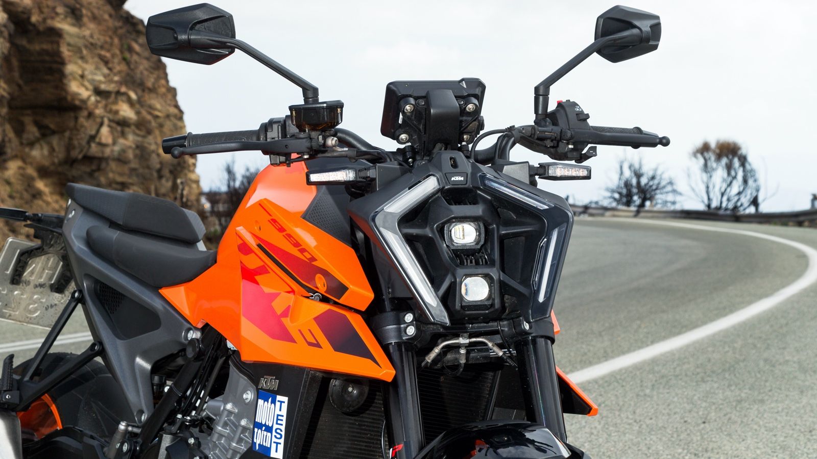 : Εντυπωσιακός ο νέος προβολέας που θυμίζει έντονα τον Predator από την ομώνυμη ταινία. Δύο κάθετοι προτζέκτορες περιβάλλονται από LED σειρές εκατέρωθ