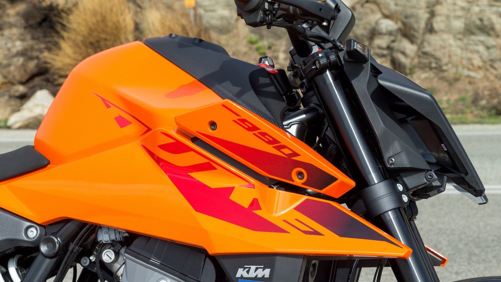 Τα πλαϊνά φέρινγκ χαρακτηρίζονται από τεθλασμένες γωνίες και κοφτερές προεξοχές που δημιουργούν μια συνολικά πιο γεμάτη εικόνα. Αν και μακρύτερα, συνε