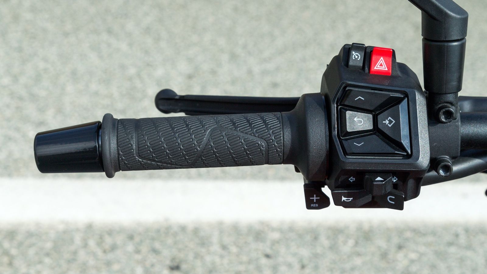 Την πρόσβαση στις επιμέρους  ρυθμίσεις της οθόνης, καθώς και τον έλεγχο του cruise και του traction control αναλαμβάνουν οι αντίστοιχοι διακόπτες στα 