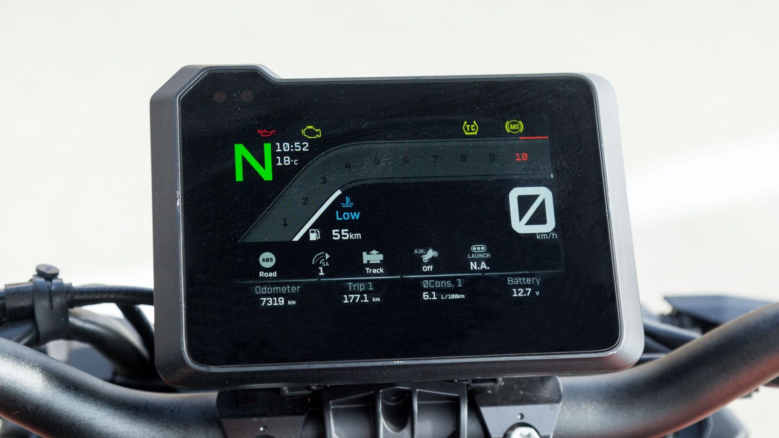 Η έγχρωμη TFT οθόνη 5 ιντσών έχει αναβαθμιστεί με νέα γραφικά και επανασχεδιασμένη λειτουργία μενού για γρηγορότερη και ευκολότερη πρόσβαση.  Φυσικά μ