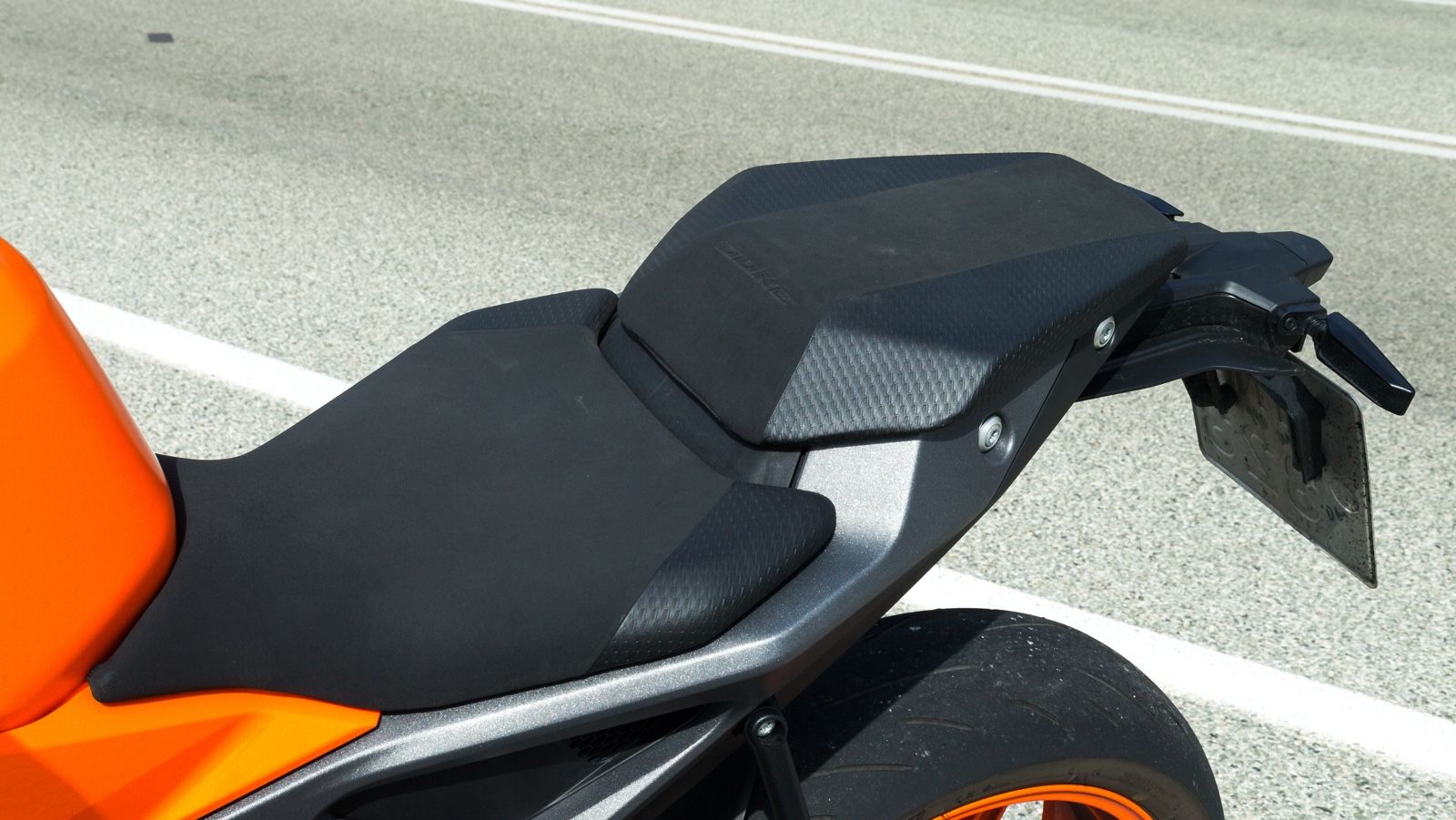 Η σέλα με ύψος στα 825χιλ. και κατά δύο μοίρες λιγότερη κλίση στο εμπρός της μέρος, παρέχει την απαραίτητη στήριξη για γρήγορη οδήγηση χωρίς να κάνει 