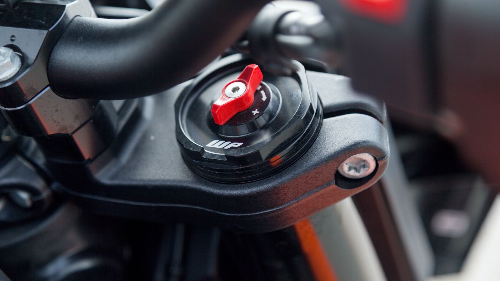 Το open-cartridge ανεστραμμένο πιρούνι 43 χιλιοστών WP APEX είναι πλήρως ρυθμιζόμενο σε 5 στάδια αντί των 10 μέχρι πρότινος. Έτσι κάθε κλικ αλλάζει ση