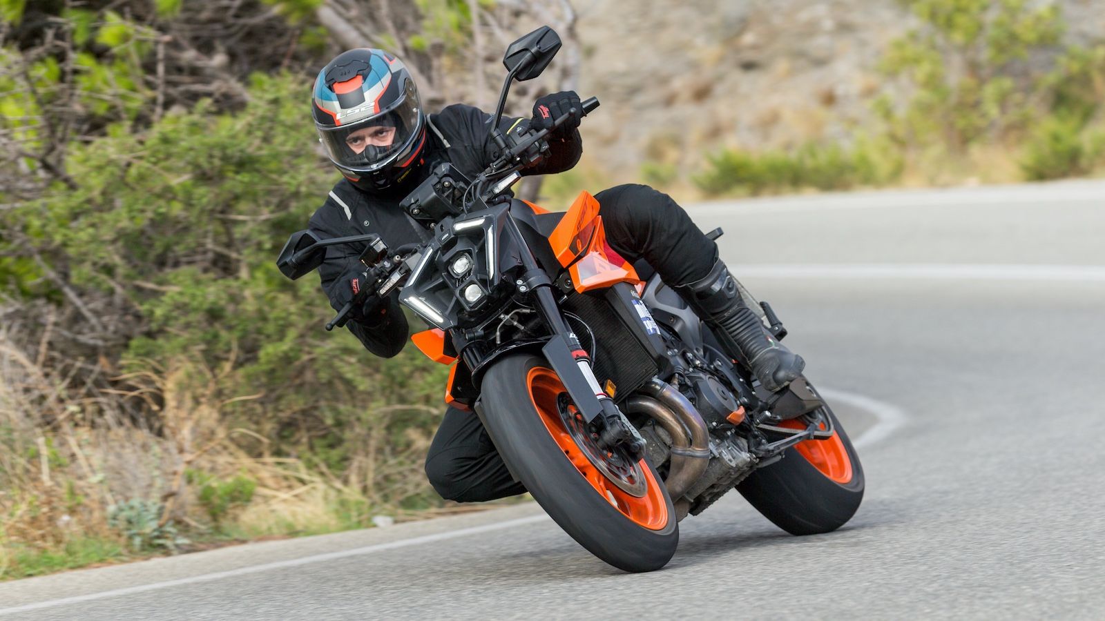 Η αυξημένη ροπή και η γραμμική λειτουργία του μοτέρ είναι στοιχεία που κάνουν τη διαφορά και γίνονται αντιληπτά από τα πρώτα κιόλας μέτρα.
